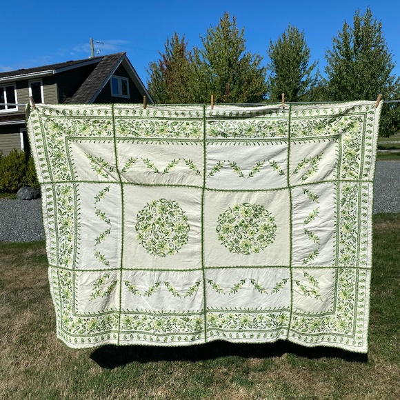 Exquisite Vtg Hand-Embroidered Linen Tablecloth - Picture 3 of 7